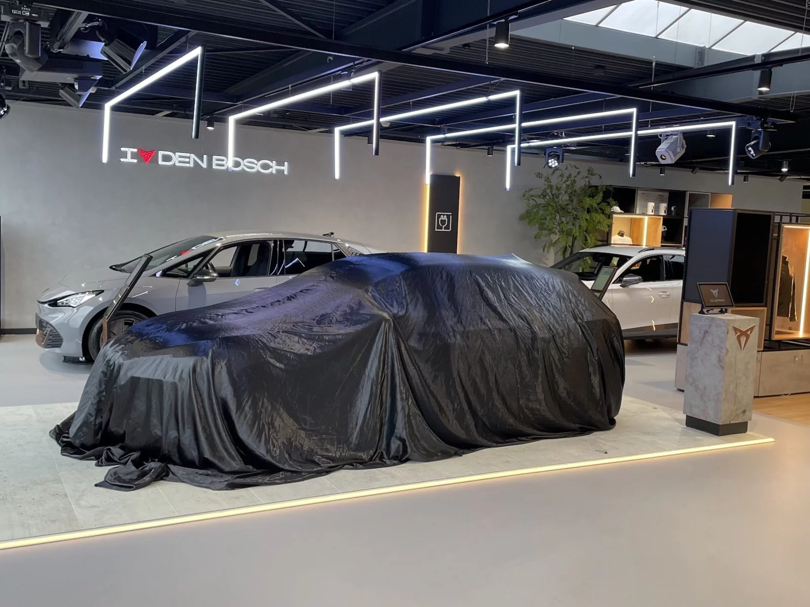 Stand-On Car Platform - Showcase cars on a raised car platform.